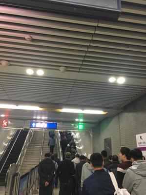 扶梯&ldquo;左行右立&rdquo;存隐患 北京地铁多年前已不提倡